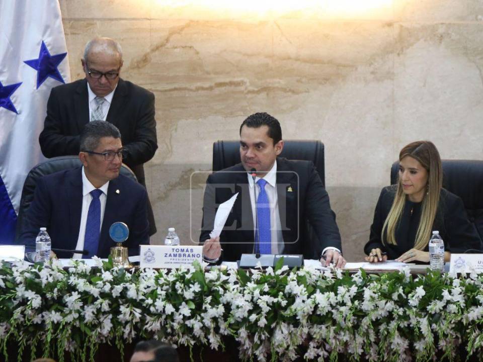 Tomás Zambrano y la Junta Directiva ya dirigen la primera sesión de la nueva legislatura.