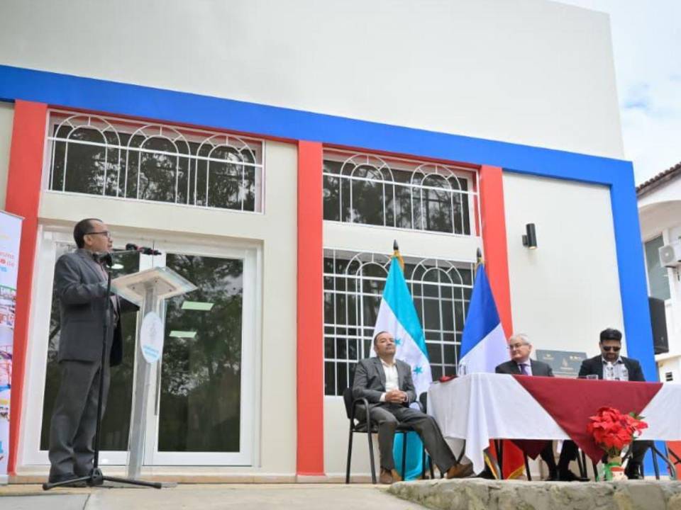 Autoridades de la Seduc y de la embajada de Francia recibieron el edificio donde se formarán a unos 200 jóvenes cada año en el área de turismo.