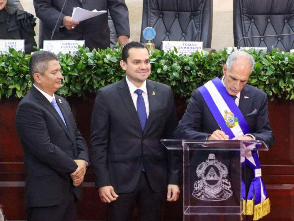 El mandatario sancionó, tras ser juramentado, los tres decretos legislativos.
