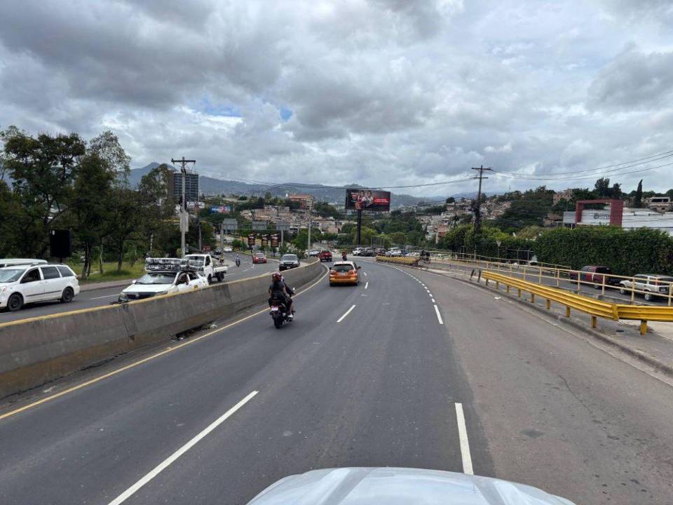 Proyectos viales en Tegucigalpa y Comayagüela buscan mejorar tránsito, mientras residentes denuncian obras inconclusas y abandono de tramos.
