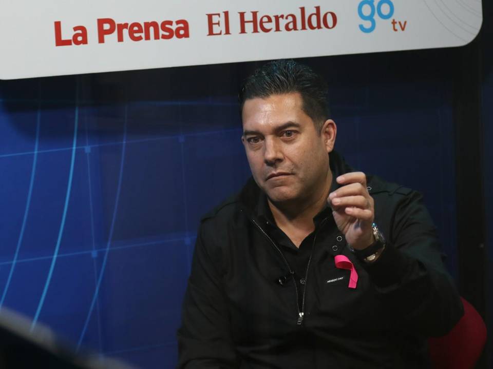 Durante su participación en el programa Hablemos de Política, Zelaya firmó lo que denominó un “contrato con la ciudadanía”.