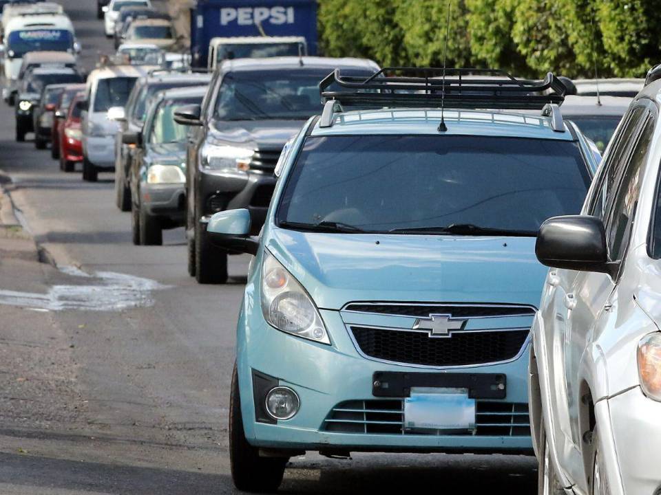 Miles de carros tendrán que seguir circulando con placas de papel ante la lentitud del IP en la adquisición de placas de metal. Desde el año pasado se publicó la licitación y no avanzan en la elección de la empresa.