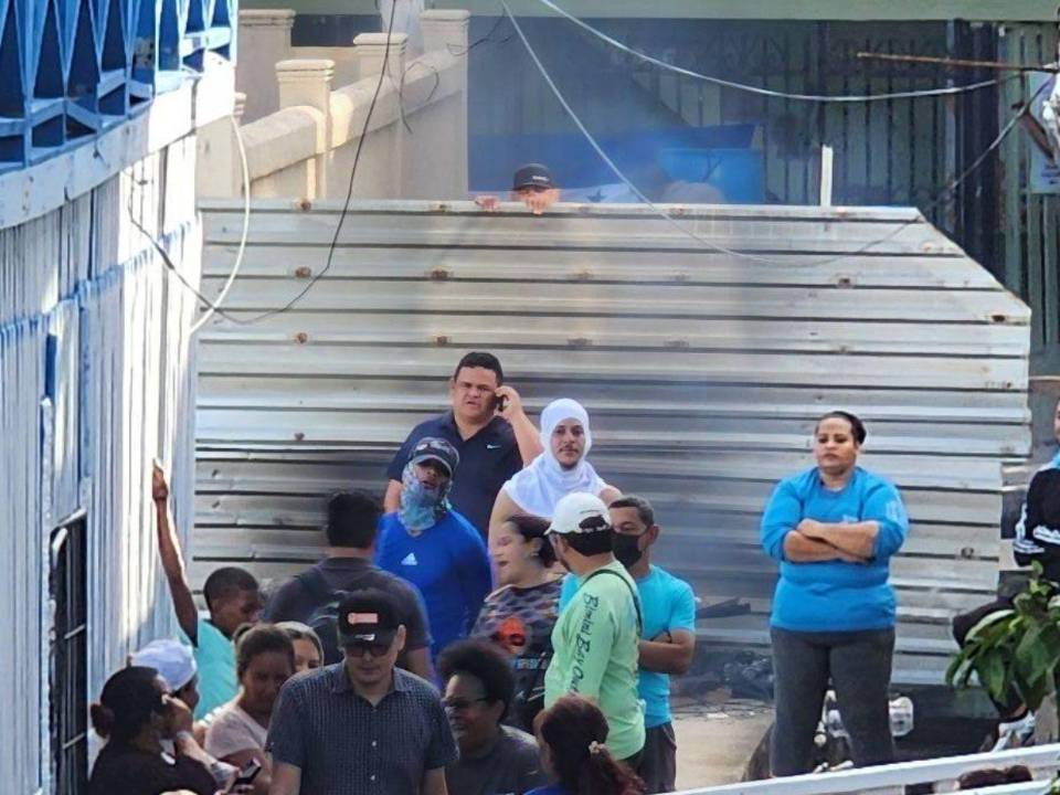 Hasta con láminas obstaculizaron el ingreso de los votantes.