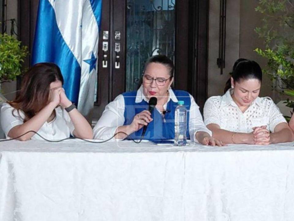 La ex primera dama de Honduras, Ana García, agradeció a Dios este viernes -28 de noviembre-, en una conferencia de prensa, luego de que el presidente estadounidense, Donald Trump, anunciara que indultará a Juan Orlando Hernández, quien está preso en su país desde 2022.