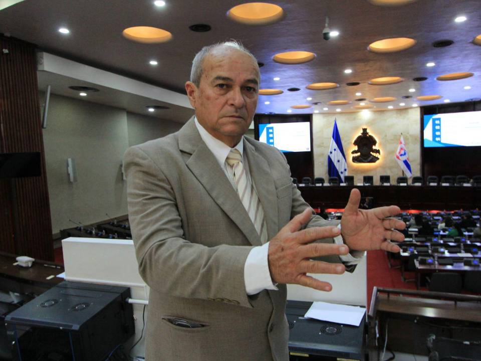 En la Cámara y en los pasillos del Congreso Nacional, Norman Arévalo es considerado como el mentor de varias generaciones de congresistas a través de los últimos 44 años. Ha conocido a todos los legisladores desde 1982 y ha sido la mano derecha de todos presidentes que ha tenido el Congreso Nacional.