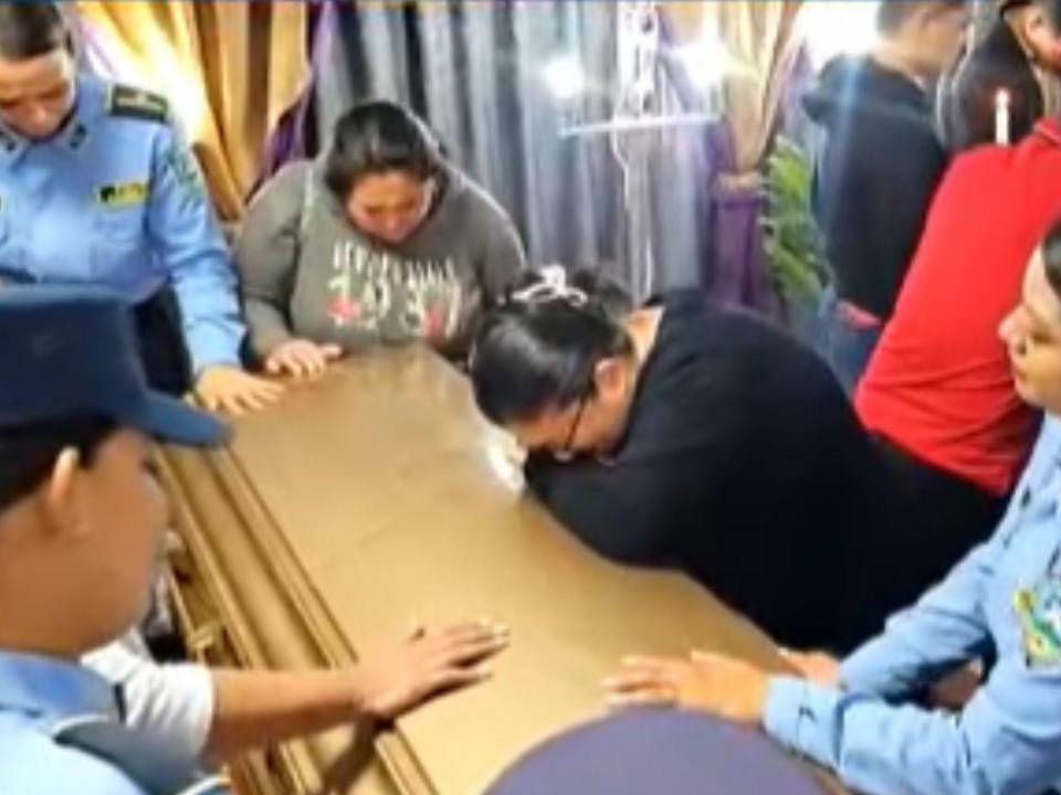 Compañeros y familiares despiden entre lágrimas a seis de los policías fallecidos en el accidente ocurrido en El Rodeo, Comayagua.