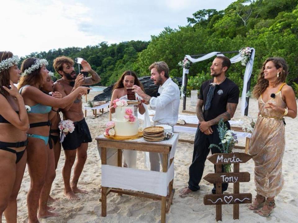 Marta Peñate y Tony Spina contrajeron matrimonio durante su participación en el reality Supervivientes All Star 2025. El enlace se transmitió en vivo y fue oficiado por el alcalde de La Ceiba, Bader Dip.