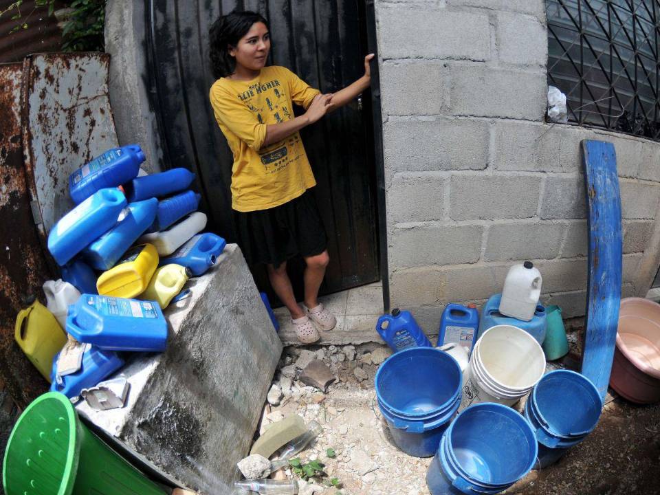 Katherine Hernández estaba parada en la puerta de su casa viendo como, después de meses, una cisterna de la UMAPS llenaba la pila gratis. Aunque pagan el recibo, el agua no llega y menos con la crisis hídrica.