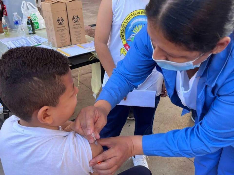 Las brigadas de vacunación del Distrito Central aplicaron la vacuna contra el dengue a los menores de 6 a 16 años en los centros educativos.