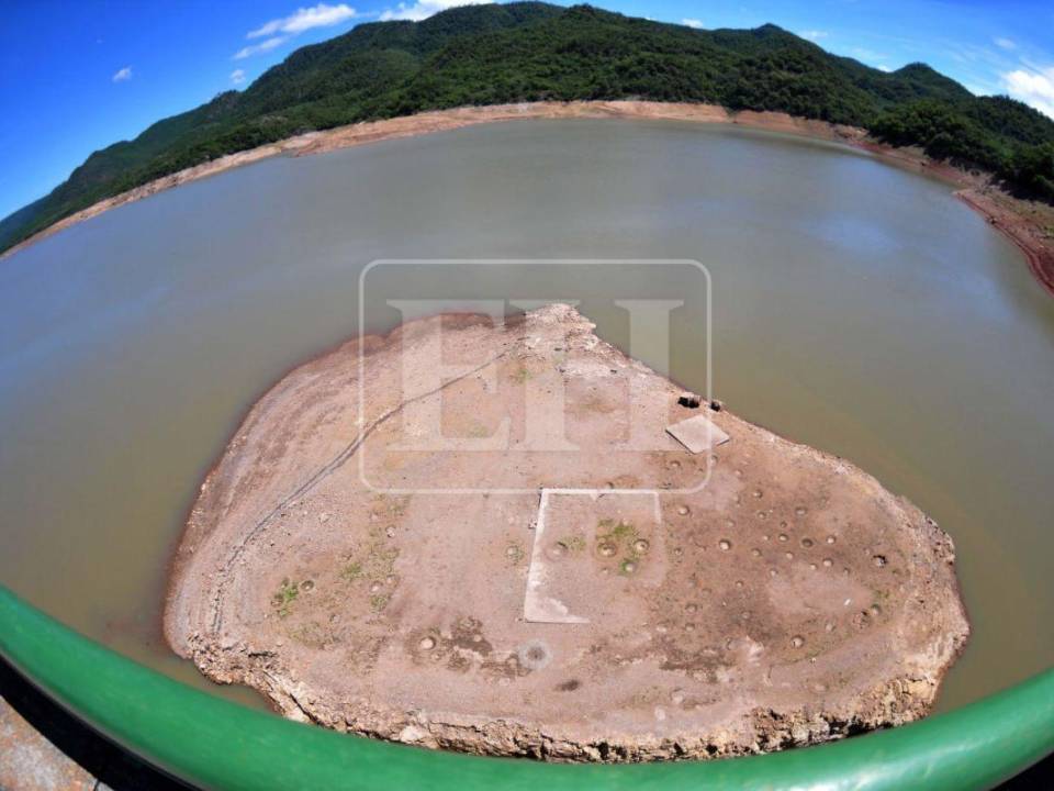 Lo que antes era una extensa lámina de agua hoy muestra sectores áridos y expuestos al sol, reflejando las complicaciones hídricas que enfrenta la ciudad.
