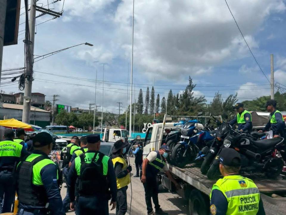 Las autoridades advirtieron que quienes no retiren su motocicleta el mismo día deberán cancelar L100 adicionales por cada día de resguardo.