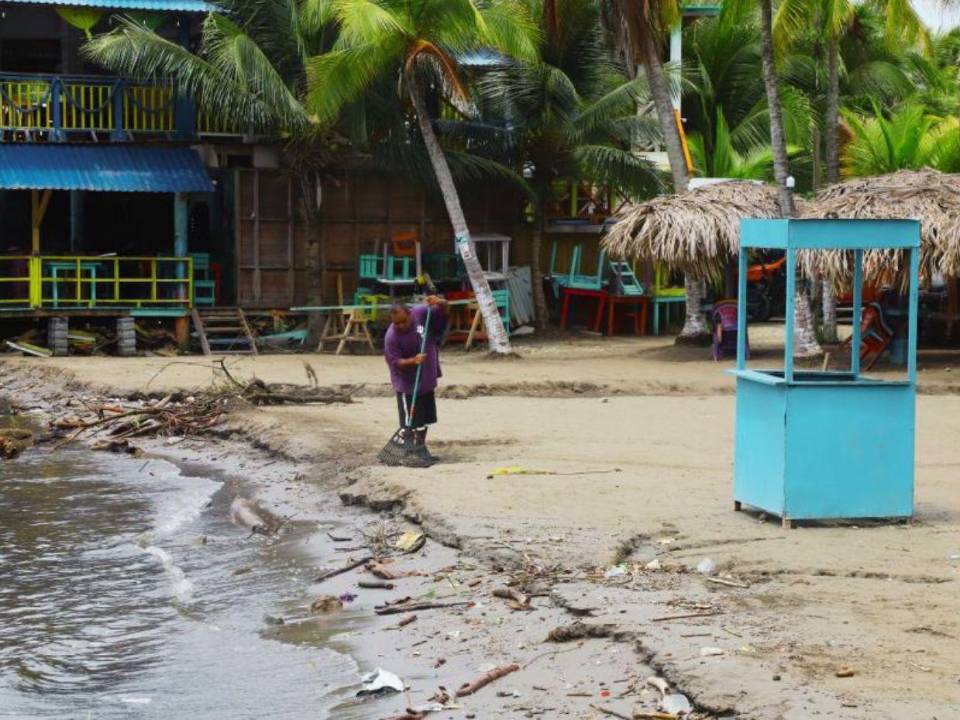 Los pobladores de la zona, así como la comuna, es la encargada de limpiar la basura que llega a las playas, sobre todo en fechas festivas cuando se esperan visitantes.