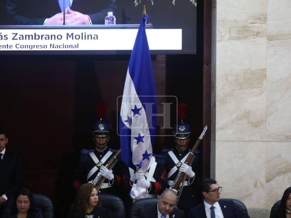 El gobierno de Nasry Asfura retomará el uso de la Bandera en azul más oscuro.
