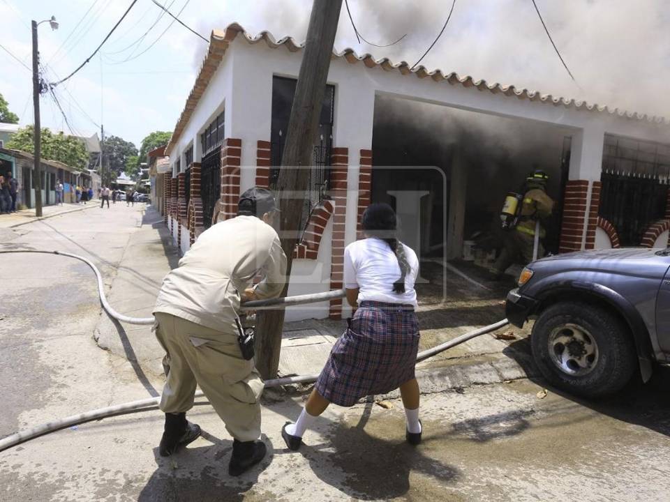 Con el uniforme puesto y dominada por la angustia, una menor llegó desde el colegio hasta la colonia Montefresco y, al ver que las llamas consumían la vivienda de su familia, decidió integrarse a las labores de emergencia jalando mangueras junto al Cuerpo de Bomberos en un intento desesperado por salvar el hogar de su abuelo. Aquí las imágenes de la conmovedora y valiente acción.