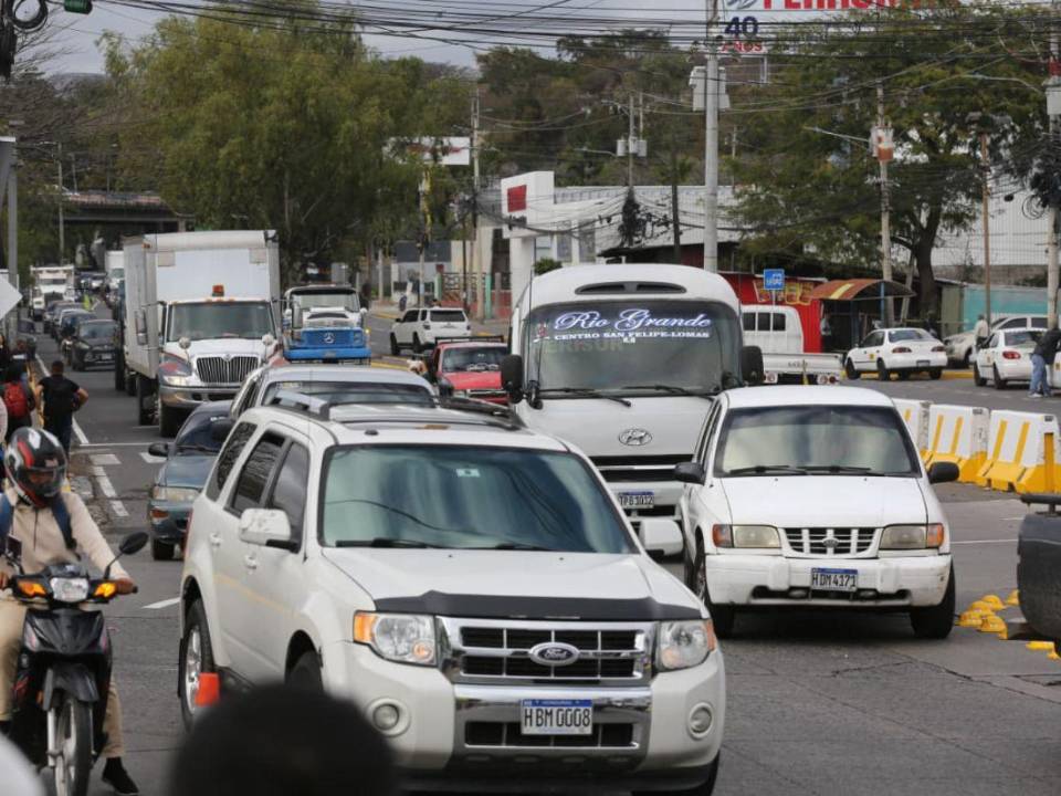 A ocho días de su reactivación, la rotonda implementada por la AMDC no ha logrado aliviar el congestionamiento en la salida al sur, donde circulan 42 mil vehículos.