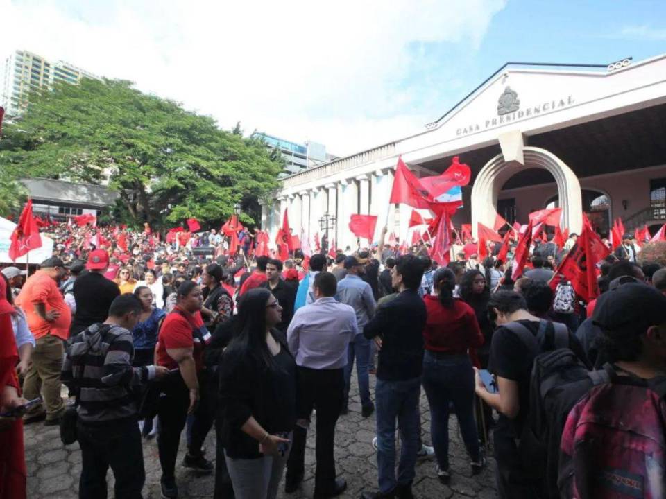 Decenas de militantes de Libre llegaron a Casa Presidencial.
