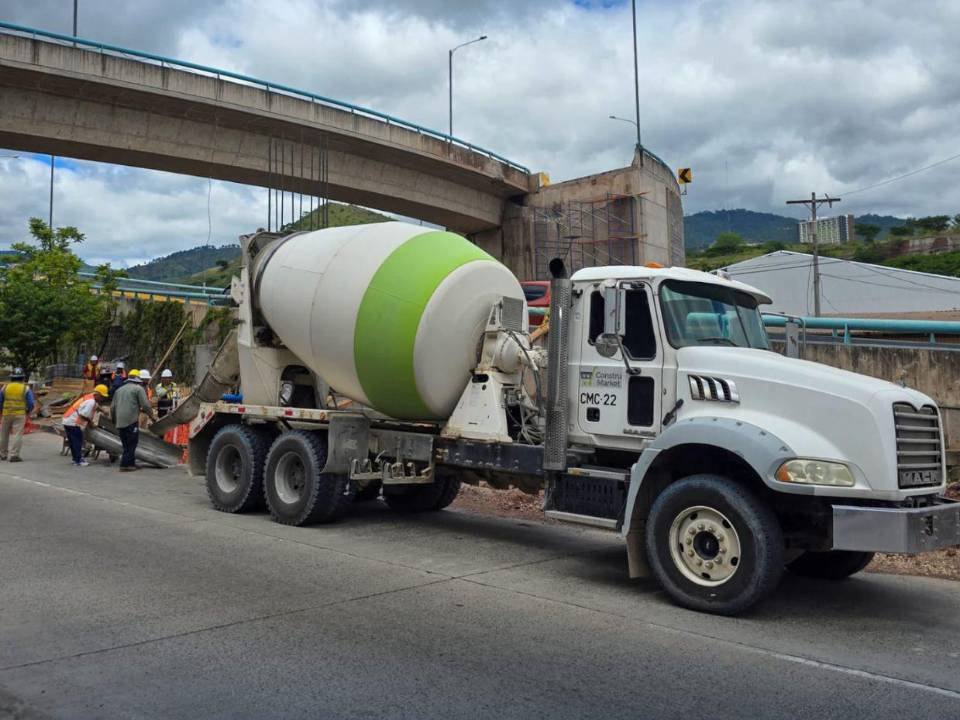 El proyecto del puente Juan Manuel Gálvez avanza tras retrasos ocasionados por condiciones del suelo y hallazgos no previstos.