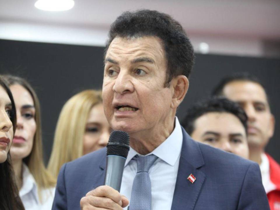El candidato presidencial del Partido Liberal, Salvador Nasralla, llevaba la ventaja en las elecciones generales del 30 de noviembre, pero ahora Nasry Asfura, del Partido Nacional, es el que lidera los resultados.