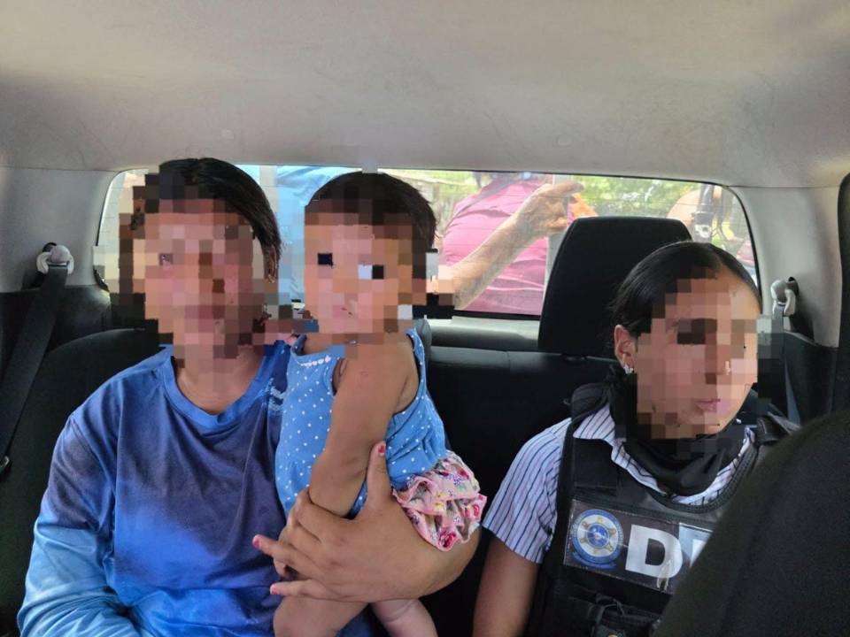 La madre manifestó que se fue a trabajar y dejó a la niña al cuidado de su padre; sin embargo, cuando regresó, no quisieron entregarle a la menor.