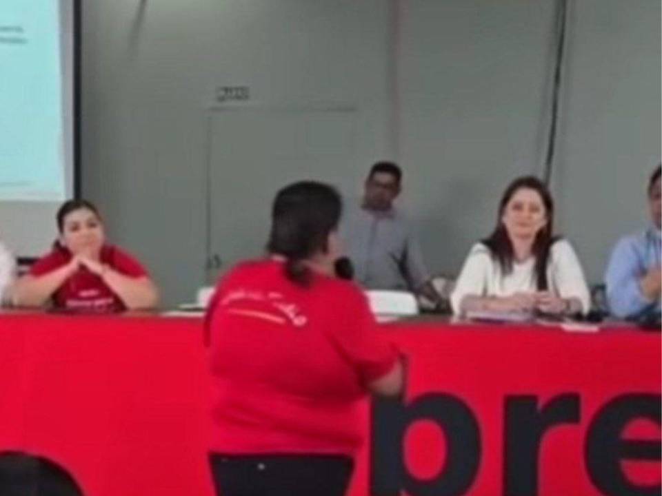 Durante una asamblea celebrada en San Pedro Sula, una militante criticó el rol inactivo de Scherly Arriaga y otros diputados con respecto al apoyo que debían darle a la militancia de Libre.