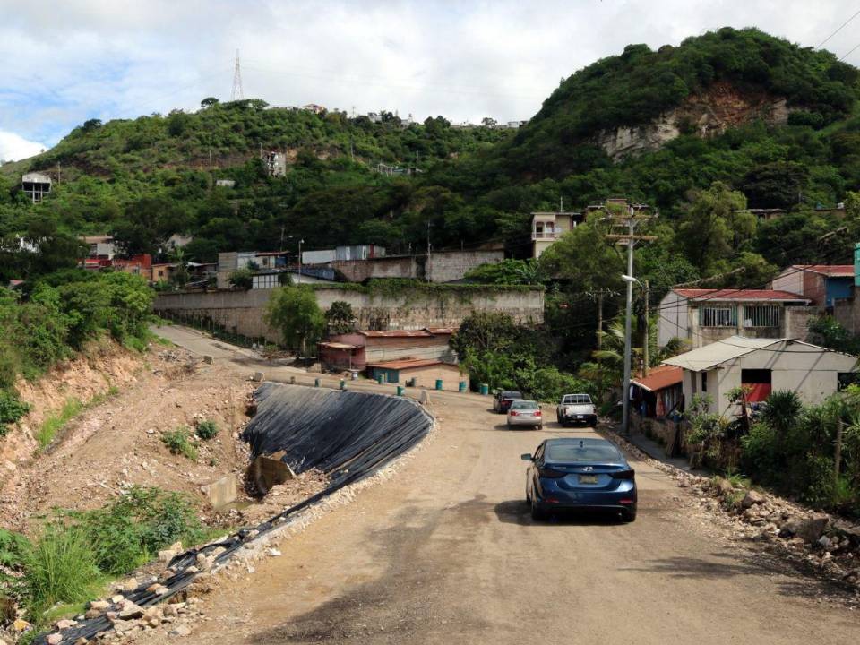 La Alcaldía concluyó la primera fase de habilitación de la calle principal de la Reynel Fúnez, pero aún faltan la pavimentación y otras obras complementarias.