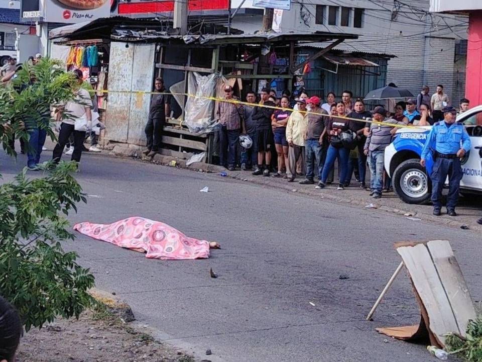 El cadáver de la mujer quedó tirado en medio de la concurrida calle.
