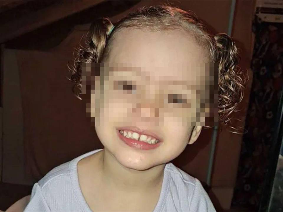 La menor fue encontrada en un área boscosa y declarada muerta en el lugar como consecuencia del ataque.