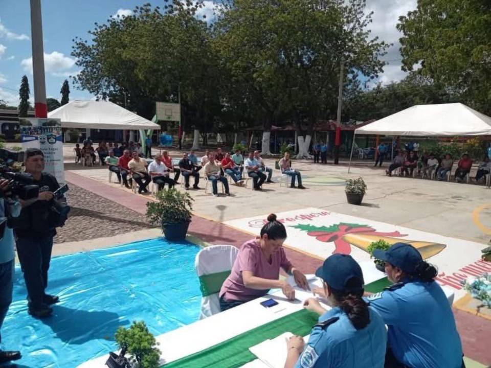 Sus familiares esperaron la salida de sus parientes.