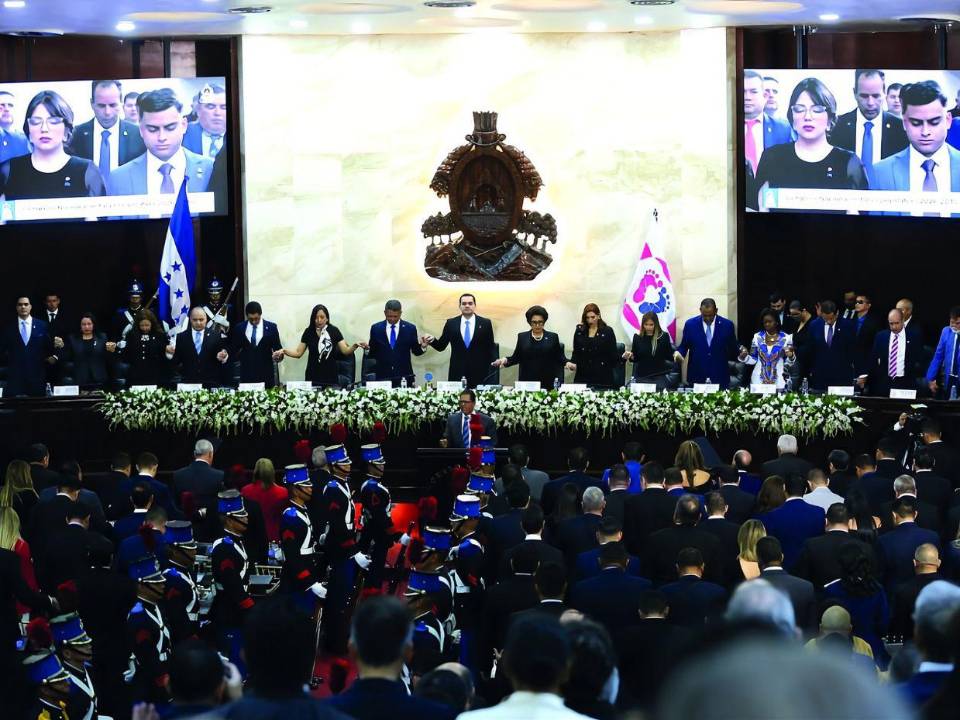 A la hora convocada puntual inició la sesión solemne de instalación de la primera de las cuatro legislaturas. Presidenta de la CSJ, rindió informe al pleno de diputados.