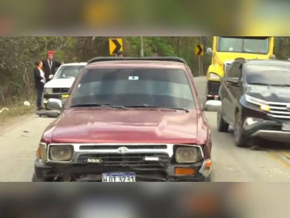 El cadáver del hombre quedó debajo de esta pick-up color rojo.