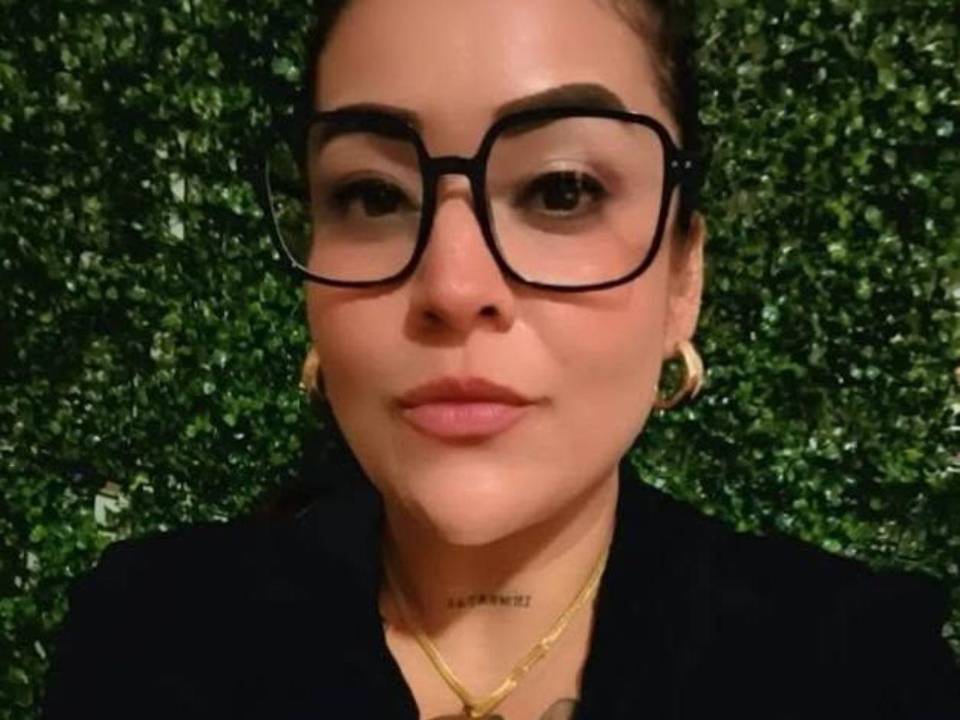 Un impactante video ha circulado en redes sociales y muestra el momento en que hombres armados y uniformados ingresan por la fuerza a la casa de la periodista Roxana Guzmán y bajo amenazas se la llevan. Eso es lo último que se sabe de ella. Aquí los detalles de qué pasó y quién es la comunicadora.