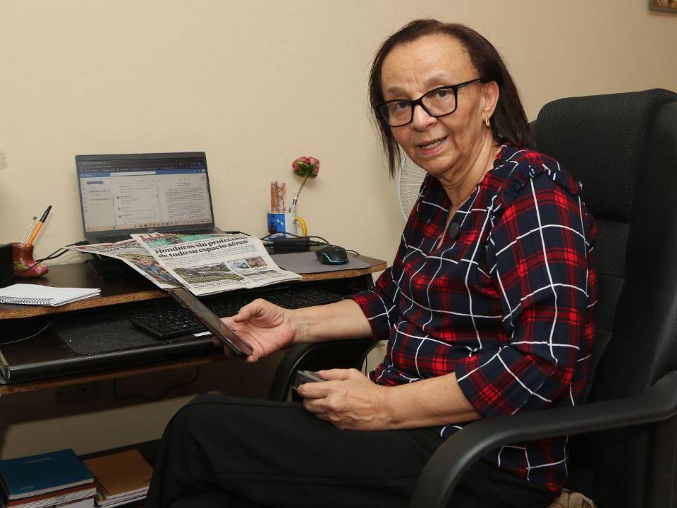 Orfa Mejía se convirtió en madre justo cuando empezó a trabajar en el periodismo. A sus 63 años dice que nunca va a dejar de ejercer la profesión que tanto ama.