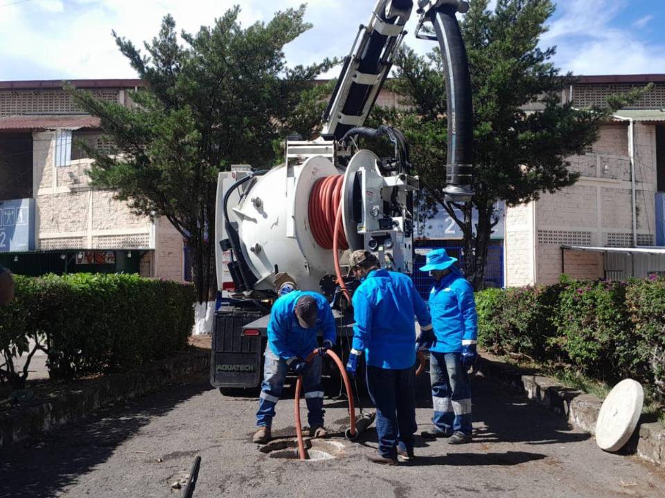 Las cuadrillas de UMAPS intensificaron la limpieza y desobstrucción de la red de alcantarillado sanitario y drenaje pluvial, con 3,840 trabajos ejecutados durante los primeros ocho meses de 2026.