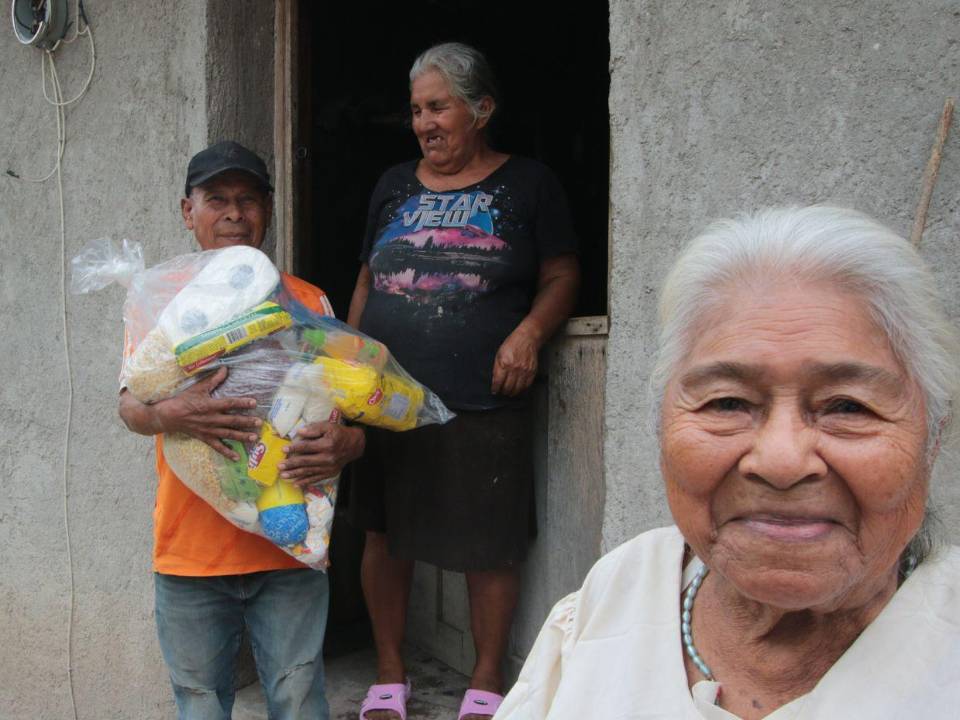 Doña Evangelista y su familia recibieron con alegría la donación de alimentos del equipo de EL HERALDO.