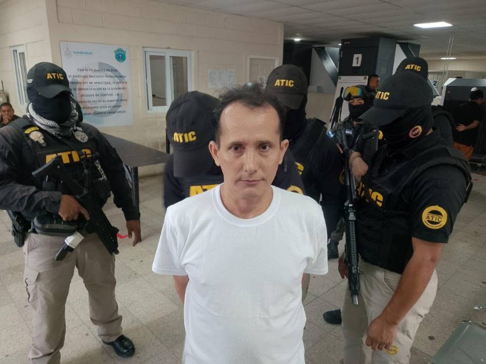 Mario Roberto Flores Mejía fue capturado el 11 de febrero de 2026 y un mes después, un juez concedió su extradición solicitada por un tribunal de Filadelfia, Pensilvania.