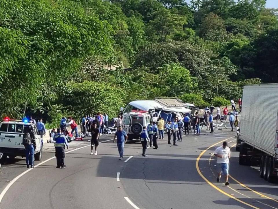 Una grua impactó contra un bus lleno de policías a la altura de la carretera CA-5.