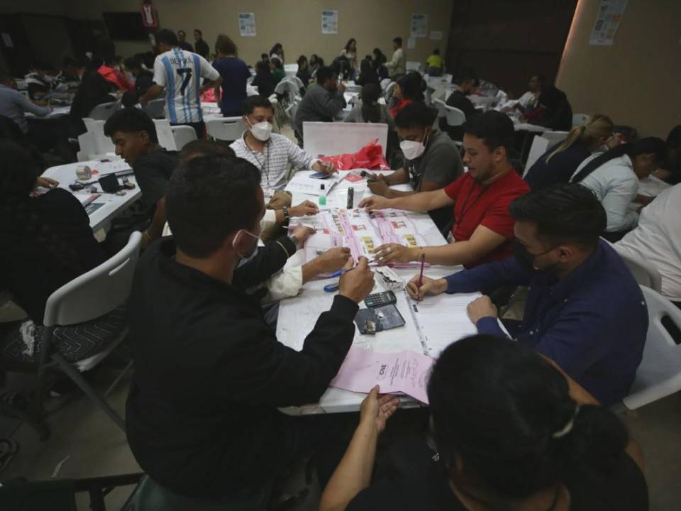 Los partidos políticos deben esperar que culmine el escrutinio para que el CNE oficialice al ganador. La fotografía muestra el escrutinio especial realizado en las elecciones primarias de 2025.