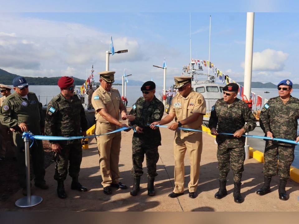 El exjefe del Estado Mayor Conjunto de las Fuerzas Armadas, Roosevelt Leonel Hernández Aguilar, acompañado de la Junta de Comandantes en la inauguración de un muelle en 2024.