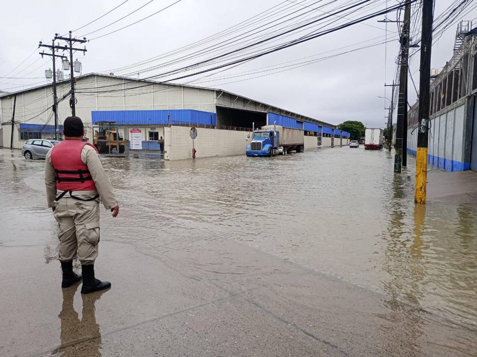 Calles inundadas en Puerto Cortés tras intensas lluvias