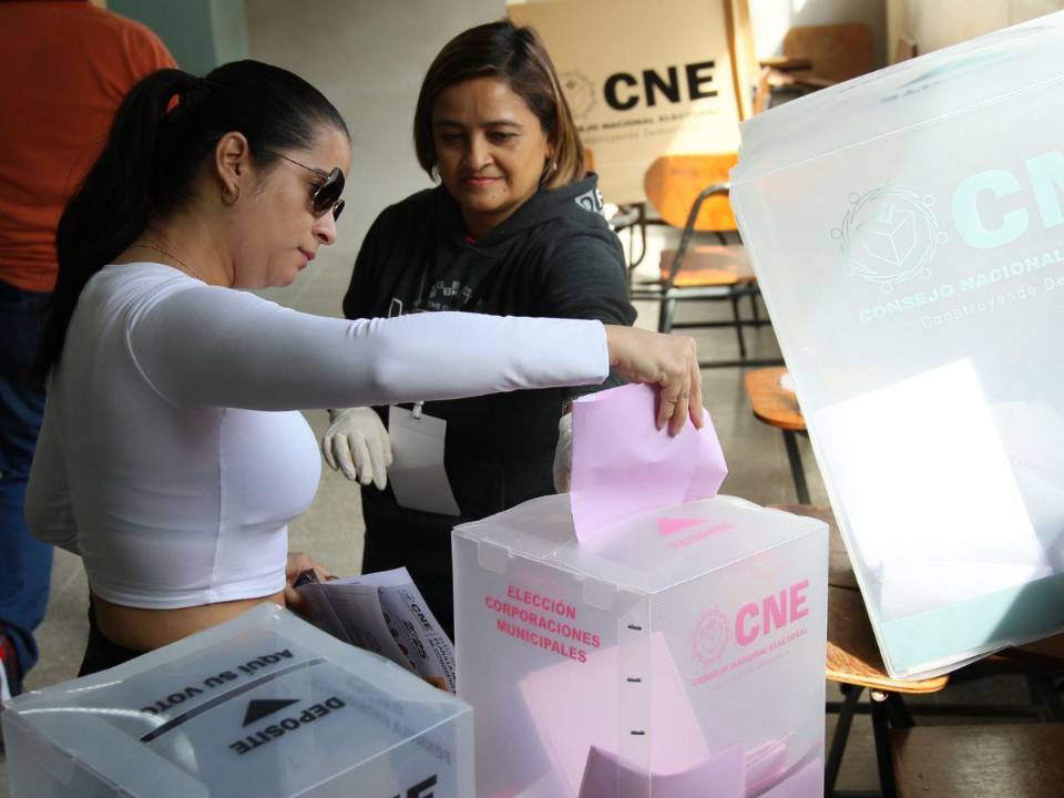 Jóvenes ejercen su derecho al voto durante el proceso electoral, en medio del llamado internacional a respetar la voluntad popular y el orden democrático.