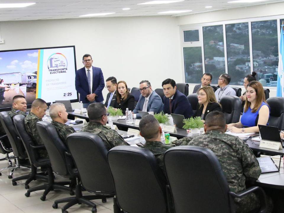 Autoridades del CNE sostuvieron una reunión con los altos mandos de las Fuerzas Armadas para coordinar la seguridad y logística del proceso electoral.