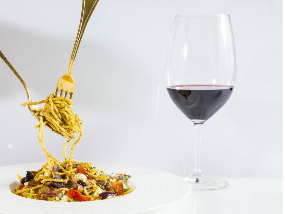 Un magnífico plato de pasta, larga, corta o rellena y una copa de un buen vino son la dupla perfecta para brindar y compartir.