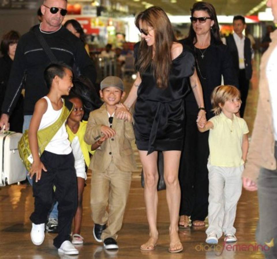 Angelina es una madre muy relajada que trata de incluir a sus hijos en su trabajo para mantenerlos cerca.