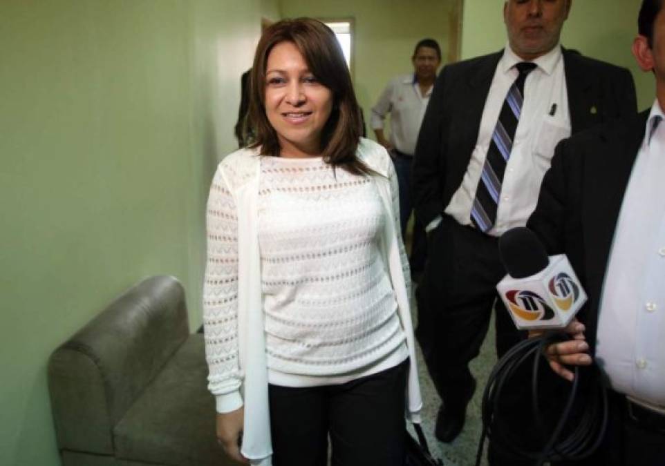 Quince fotos y 15 datos de Marlene Alvarenga, la única mujer que busca la presidencia