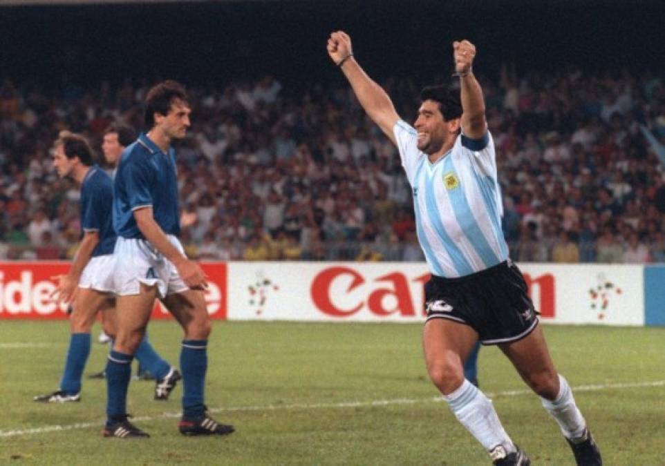 Imágenes que marcaron los momentos de gloria y derrota de Maradona  