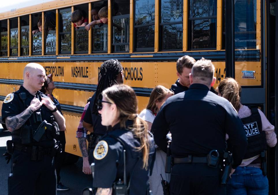 ¿Qué se sabe del tiroteo que dejó unos 6 muertos dentro de una escuela en Nashville?