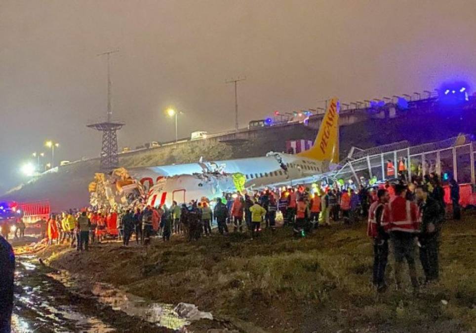 Las fotos del avión que se partió en tres en Turquía; hay 157 heridos