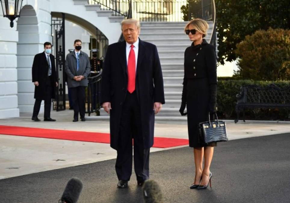 Elegante, sonriente y segura, así lució Melania Trump al abandonar la Casa Blanca (FOTOS)