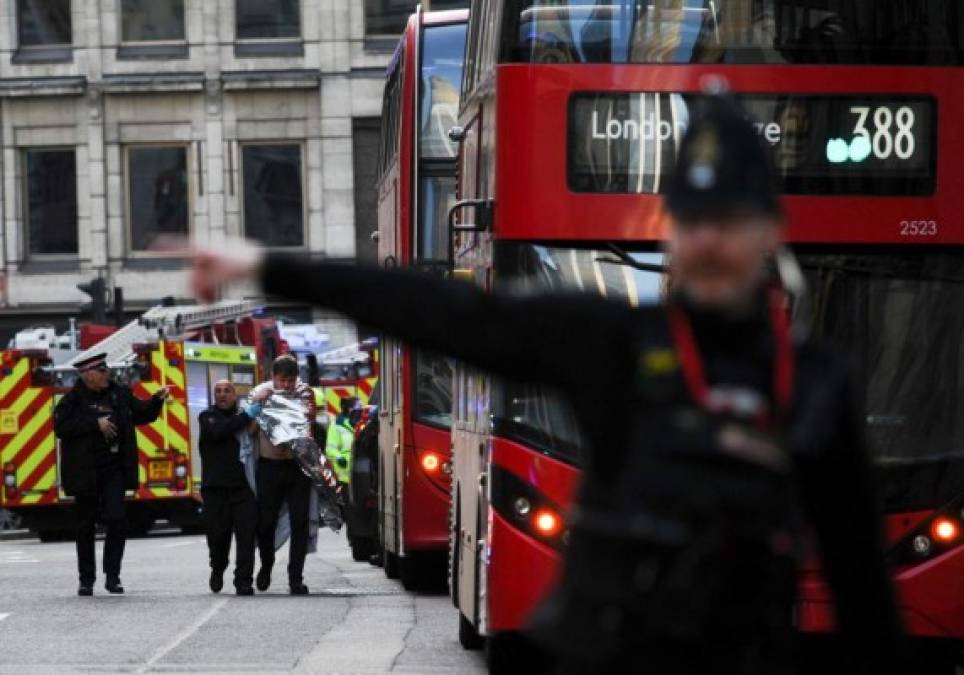 FOTOS: Zozobra en Londres tras ataque con cuchillo en emblemático puente