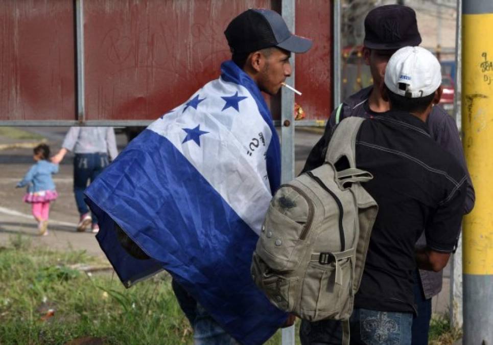 Cargando a sus hijos, una mochila y botellas con agua, así salen los migrantes en caravana desde Honduras a EEUU